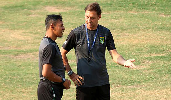 pikal-beberkan-problem-persebaya-saat-dihajar-persib