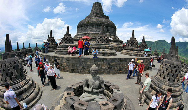 delapan-seniman-asal-bali-pamer-karya-di-kawasan-borobudur