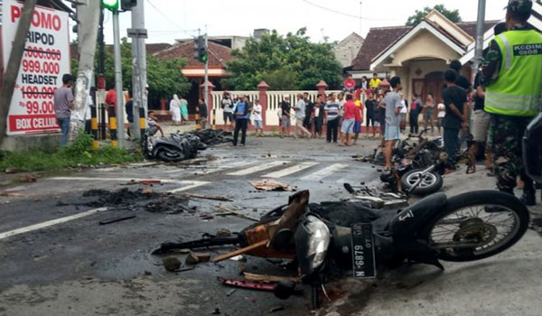 bonekmania-dan-aremania-bentrok-di-blitar-sejumlah-kendaraan-dibakar