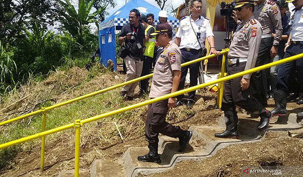 kakorlantas-polri-tinjau-lokasi-longsor-di-tol-cipularang