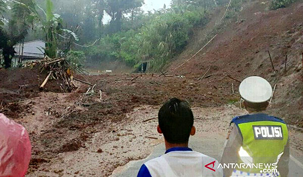 longsor-tutup-akses-jalan-menuju-cianjur-selatan