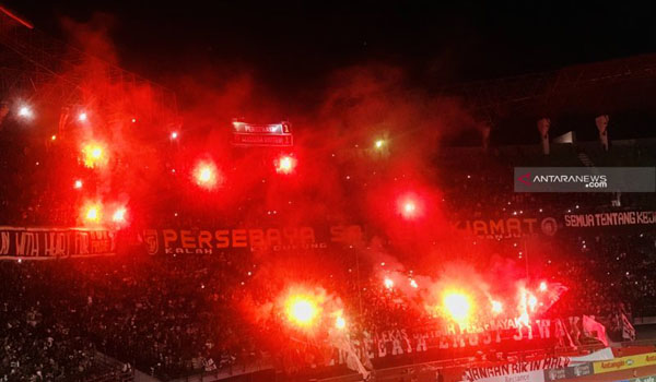 suporter-nyalakan-flare-duel-persebaya-vs-madura-united-dihentikan