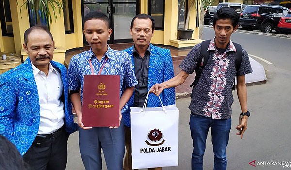 cara-polda-jabar-apresiasi-pelajar-heroik-penolong-polisi-terbakar