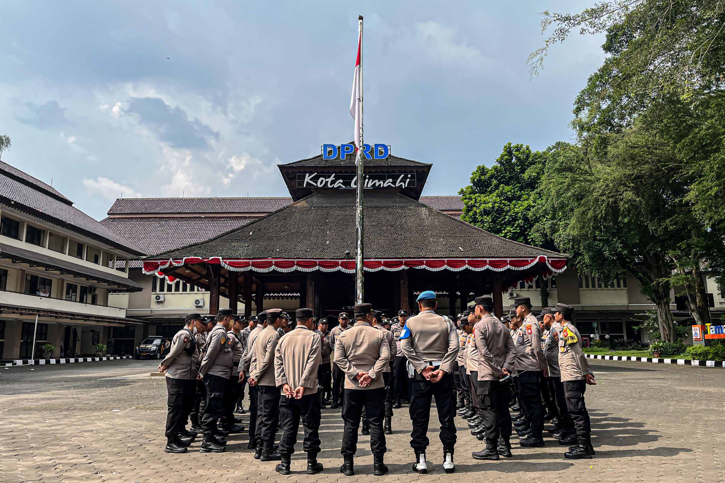 polres-cimahi-lakukan-pengawalan-demo-di-dprd-cimahi
