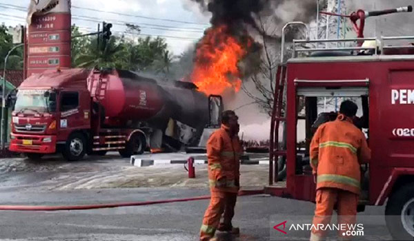 truk-tangki-bbm-terbakar-saat-bongkar-muatan-di-spbu-kota-banjar