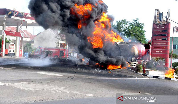 pertamina-investigasi-kebakaran-truk-tangki-bbm-di-kota-banjar