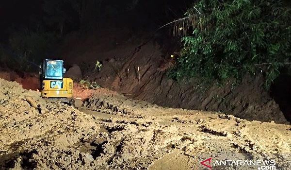 sempat-tertutup-longsor-akses-ke-cianjur-selatan-sudah-bisa-dilalui