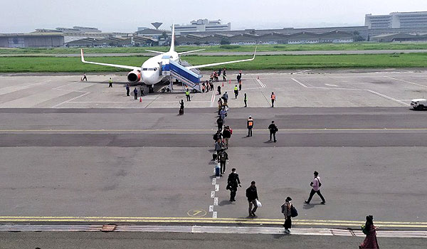 sempat-dialihkan-pesawat-jet-beroperasi-lagi-di-bandara-husein