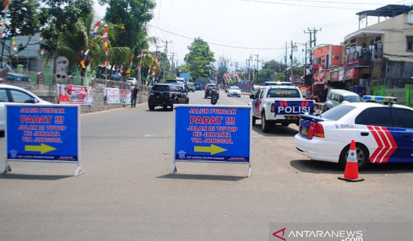 urai-macet-di-jalur-puncak-cianjur-polisi-berlakukan-buka-tutup