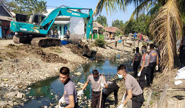 ribuan-polisi-diterjunkan-bersihkan-sungai-kaligawe-indramayu