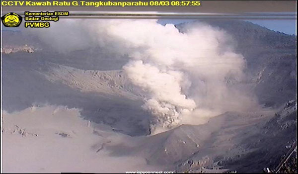 sabtu-pagi-gunung-tangkuban-parahu-kembali-erupsi