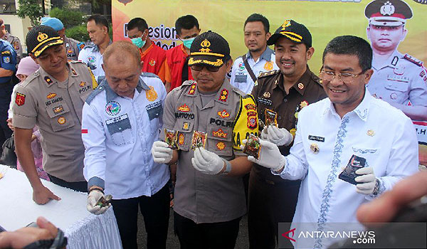 polres-sumedang-musnahkan-ratusan-bungkus-kopi-stamina