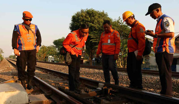 kai-cirebon-periksa-jalur-kereta-pastikan-keselamatan-perjalanan