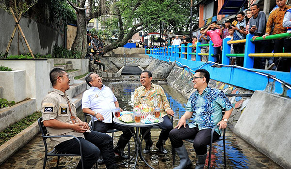 pertama-di-indonesia-di-bandung-ada-kafe-di-tengah-sungai-lho