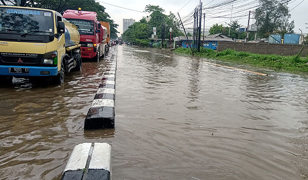 1-jam-diguyur-hujan-deras-bandung-dikepung-banjir