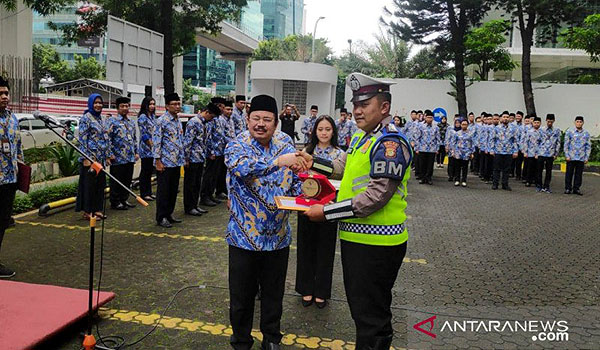 polisi-yang-selamatkan-warga-penderita-sakit-jantung-dapat-penghargaan