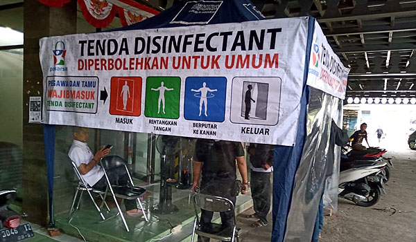 pasar-di-kota-bandung-dilengkapi-tenda-penyemprotan-disinfektan