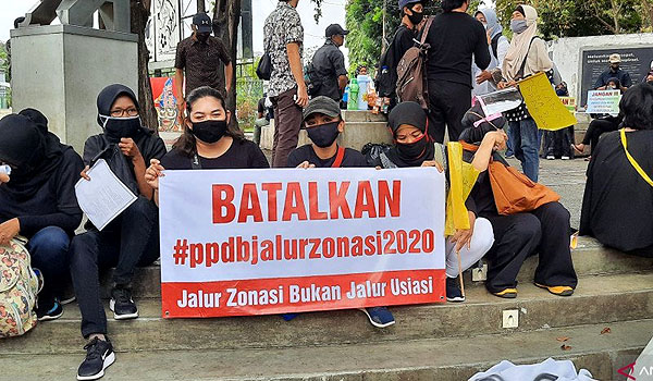 massa-unjuk-rasa-ppdb-jakarta-lanjutkan-aksi-ke-istana-merdeka