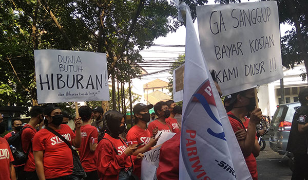 pekerja-tempat-hiburan-malam-unjuk-rasa-di-balai-kota-bandung