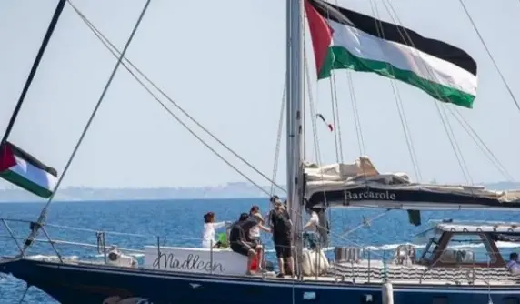 belasan-drone-terbang-diatas-kapal-bantuan-menuju-gaza