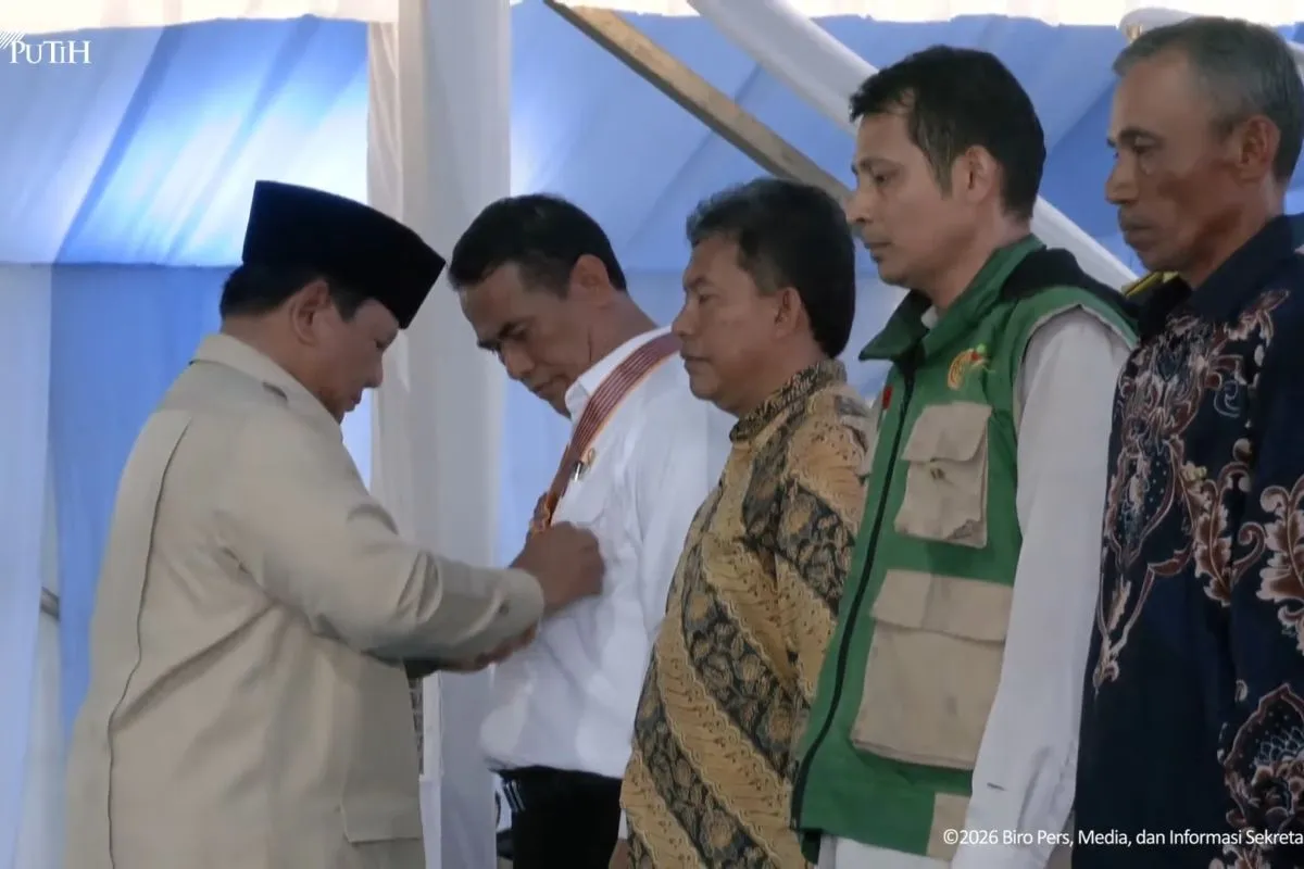 prabowo-anugerahkan-tanda-kehormatan-tokoh-pertanian-di-panen-raya