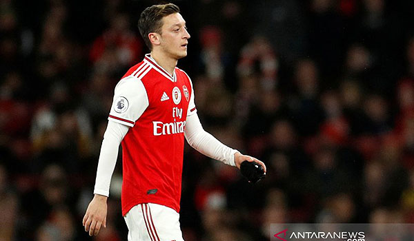 ozil-tolak-kebijakan-arsenal-pangkas-gaji-125-persen