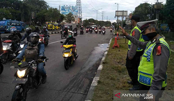 h-3-lebaran-kendaraan-dari-luar-kota-padati-jalur-pantura-cirebon