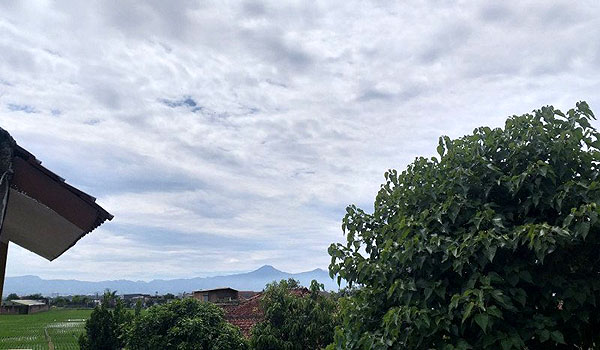 pengakuan-warga-bandung-dengar-suara-dentuman-di-langit