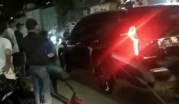 viral-video-pengendara-mobil-lindas-motor-di-bandung-ini-kata-polisi