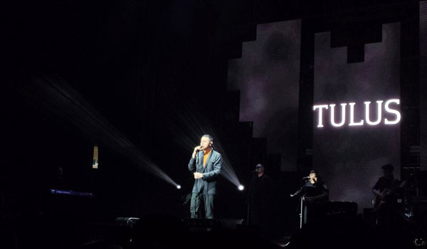 tulus-tampil-memukau-pada-hari-pertama-konser-love-fest-2020