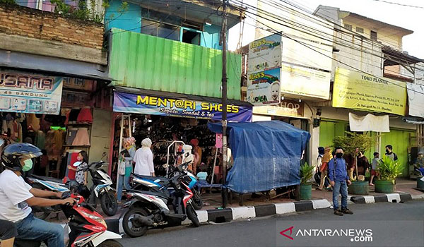 petugas-dan-pedagang-di-kota-bandung-kucing-kucingan