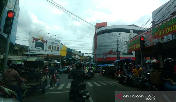 h-2-lebaran-pusat-perbelanjaan-di-garut-dipadati-pengunjung