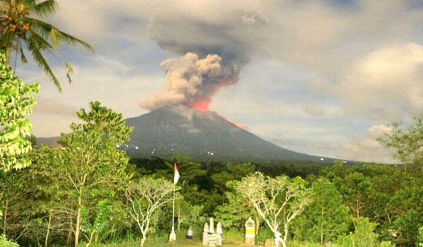 gunung-agung-erupsi-lontarkan-lava-pijar-hingga-3-kilometer