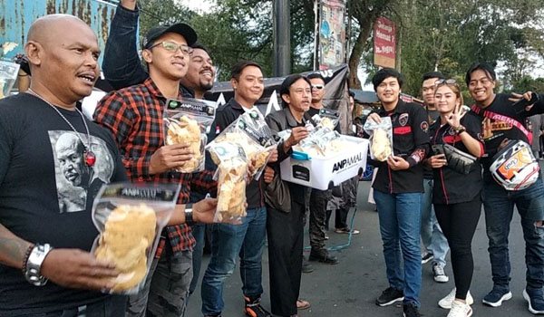 artis-film-preman-pensiun-jualan-kicimpring-di-simpang-lima-garut