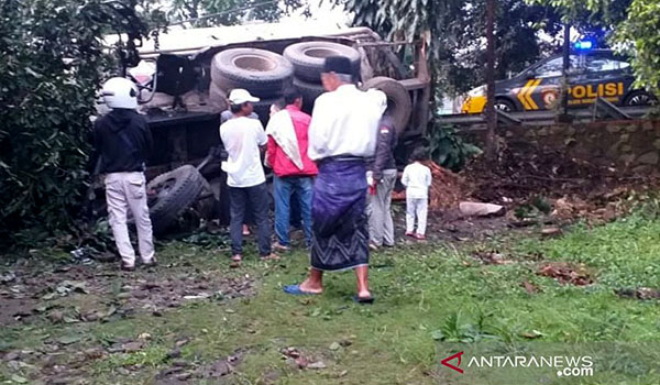 truk-tangki-hajar-truk-di-jalan-raya-sukabumi-cianjur