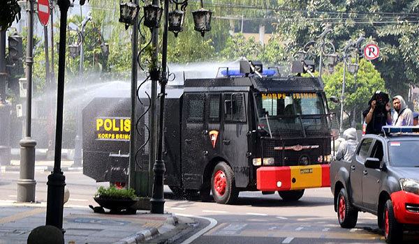 jalan-protokol-di-kota-bandung-disemprot-disinfektan