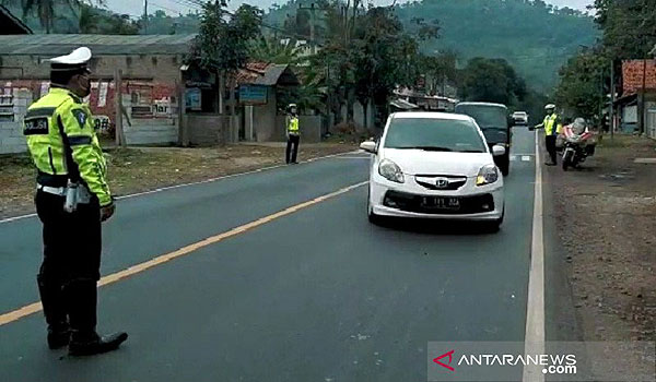 cegah-pemudik-polres-garut-sekat-perbatasan