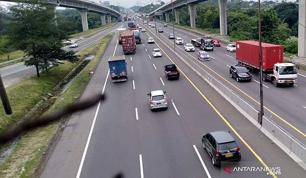 hari-pertama-larangan-mudik-tol-jakarta-cikampek-ramai-lancar