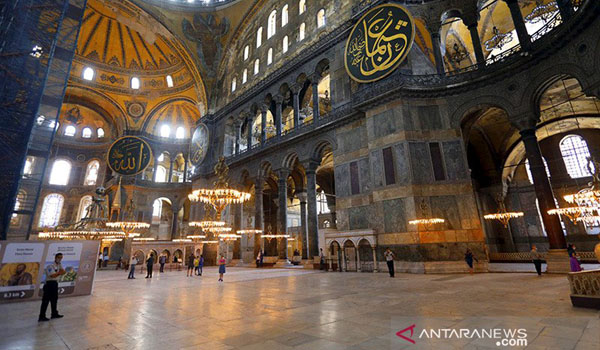 setelah-86-tahun-salat-jumat-kembali-dilaksanakan-di-hagia-sophia