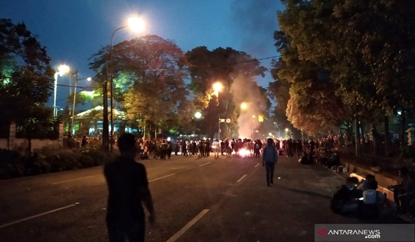 polisi-amankan-puluhan-pendemo-rusuh-di-bandung