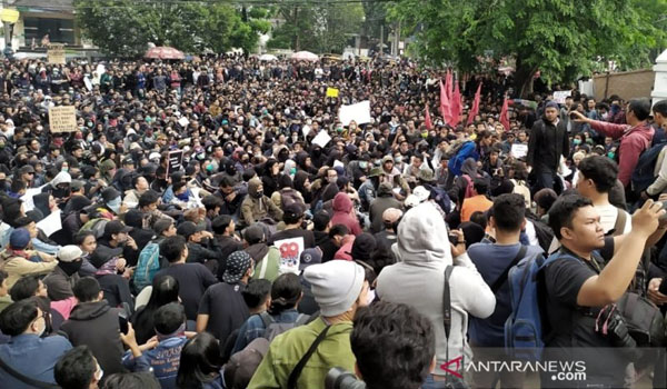 demo-mahasiswa-di-dprd-jabar-memanas-polisi-tembakan-gas-air-mata