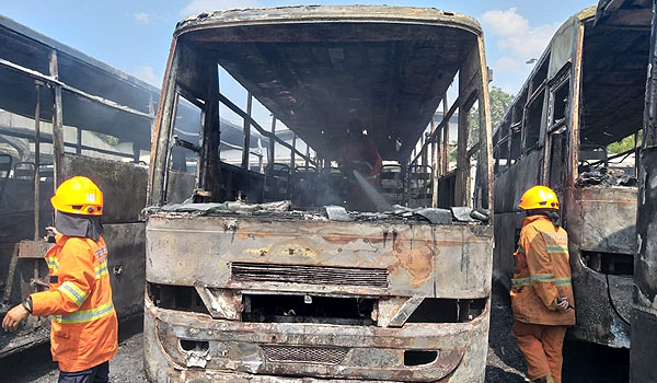 penyimpanan-bangkai-bus-damri-di-bandung-terbakar