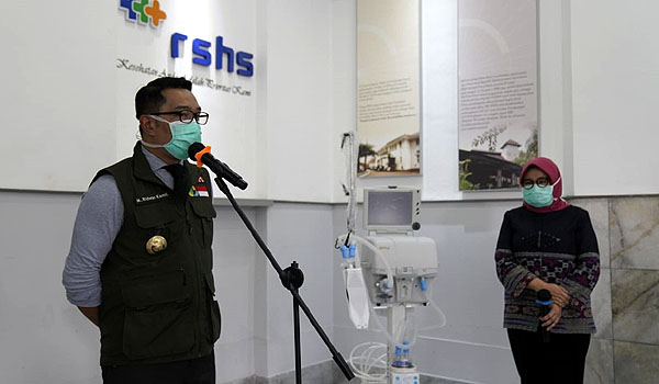 gubernur-jabar-serahkan-bantuan-empat-ventilator-ke-rshs-bandung