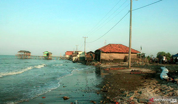 ratusan-keluarga-terdampak-abrasi-pantai-karawang-akan-direlokasi