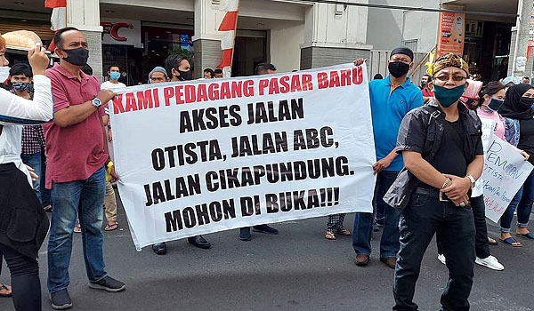 pedagang-pasar-baru-unjuk-rasa-keluhkan-dampak-buka-tutup-jalan