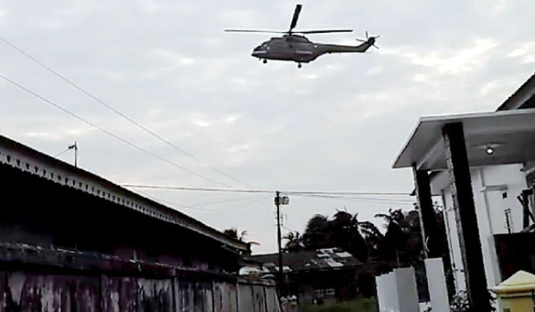 helikopter-terbang-rendah-di-permukiman-warga-sejumlah-rumah-rusak