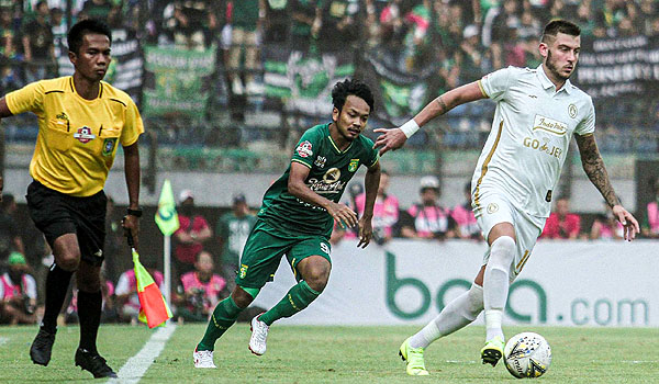 pss-permalukan-persebaya-di-gelora-bung-tomo