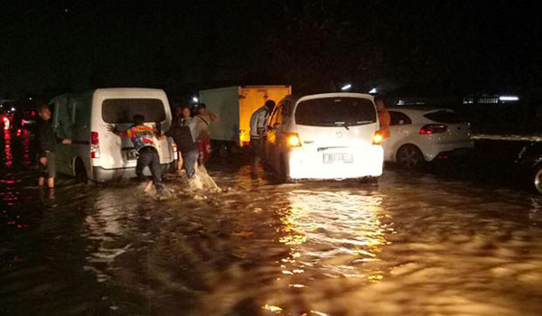 jalan-raya-bandung-garut-macet-total-akibat-banjir