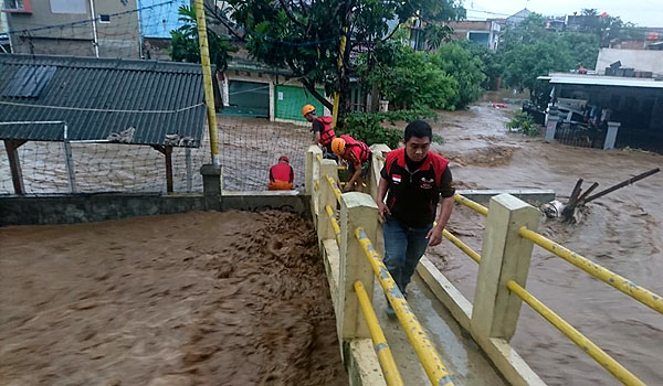 banjir-di-kbb-akibat-tanggul-sungai-jebol-131-kk-mengungsi