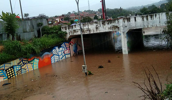 banjir-rendam-akses-ke-kantor-bupati-bandung-barat